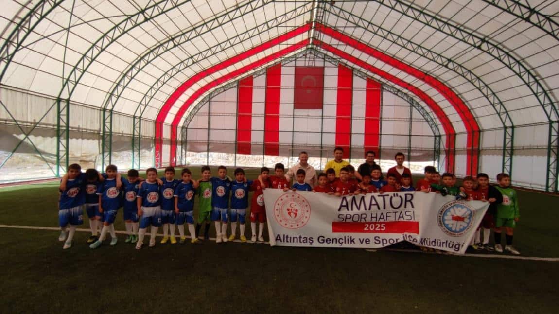 İLKOKULLAR ARASI FUTBOL TURNUVASINDA ŞAMPİYON OLDUK